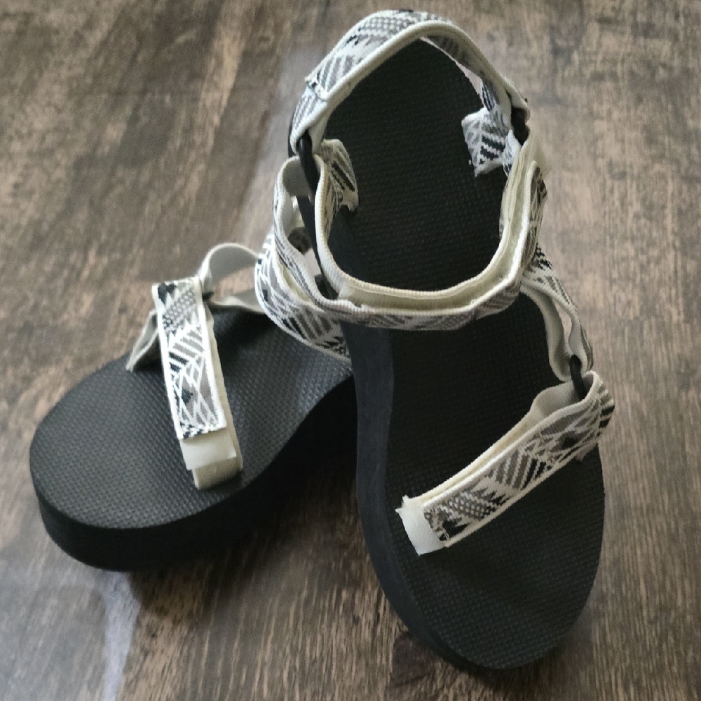 TEVA Platform Black and White Aztec Pattern Women's Sandals Sz 8